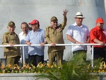 Der Präsident Raoul grüßt die Menge