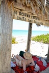 in einer Palmenhütte am Strand