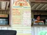neben Pizza und Rum gibts auch Condome (ganz unten)
