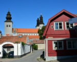 Restaurierte Kirche über der Stadt