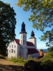 Restaurierte Kirche über der Stadt